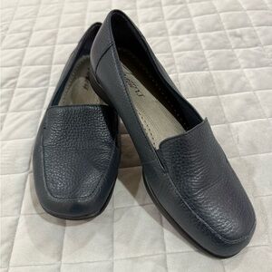 Trotters women comfortable everyday wear blue Leather Loafers Size 7WW